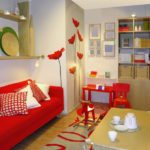sarkans dīvāns viesistabas guļamistabā
