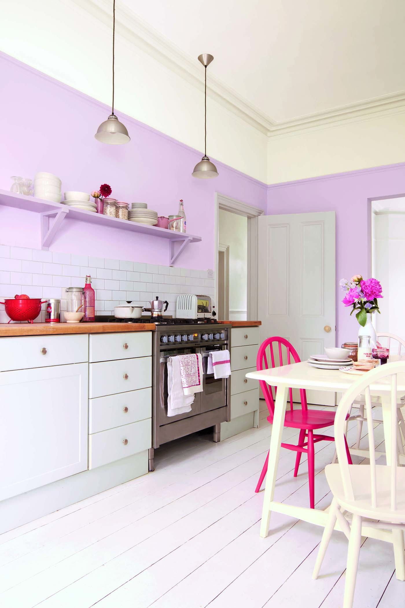 Virtuves galds purpursarkanai virtuvei