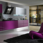 Violeta virtuve ar tērauda krāsu