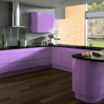 Violeta virtuve košās krāsās