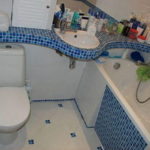 Plan de travail en mosaïque de décoration de salle de bain avec lavabo dans la baignoire
