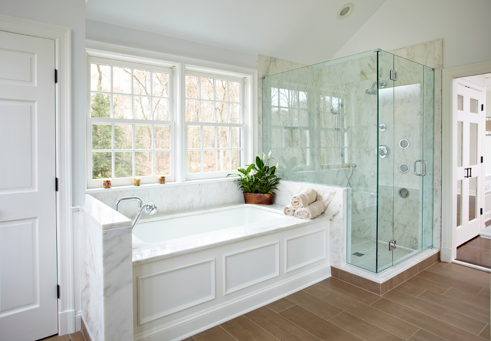 Beyaz küvetli Amerikan tarzı banyo dekoru