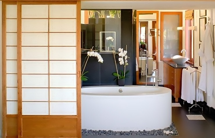 Phong cách trang trí phòng tắm cổ điển của Nhật Bản là vách ngăn giấy và đá cuội xung quanh phòng tắm