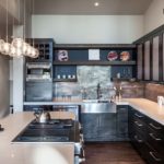 Design de bucătărie într-o casă privată hi-tech gamma alb-negru