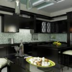 Virtuves dizains privātā augsto tehnoloģiju mājā ar melnu komplektu