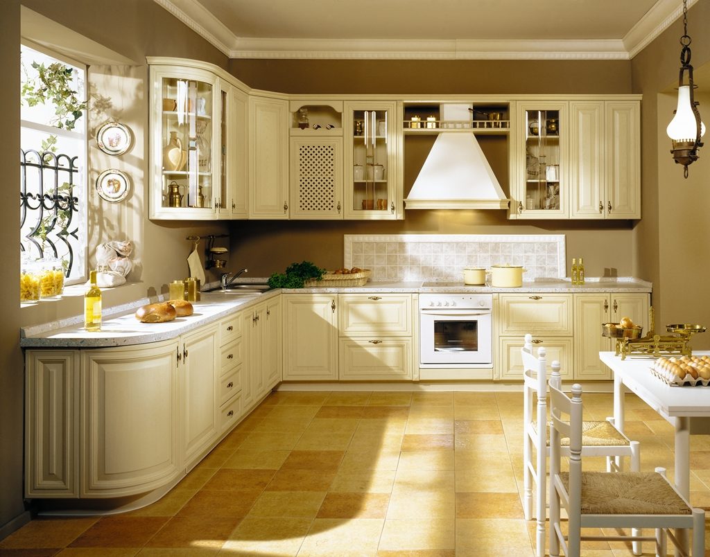 Virtuves dizains privātmājā, klasiskā stila siena.