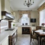 Virtuves dizains privātmājā klasiskā stila stūra izkārtojumā