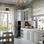 تصميم المطبخ في منزل خاص بالوعة تخطيط خطي الكلاسيكية من النافذة