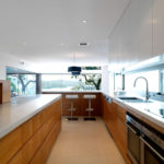 Panoramik pencereli özel bir evde mutfak tasarımı