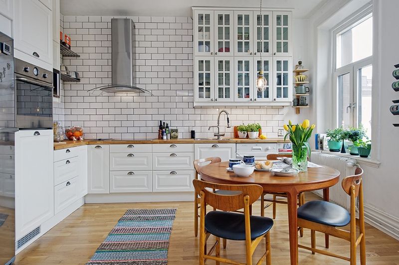 Thiết kế nhà bếp trong một ngôi nhà riêng. Gạch phong cách Scandinavia.