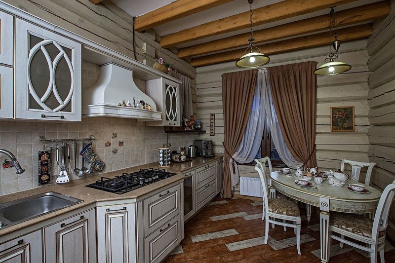 Virtuves dizains privātmājā. Lauku un vintage stils.