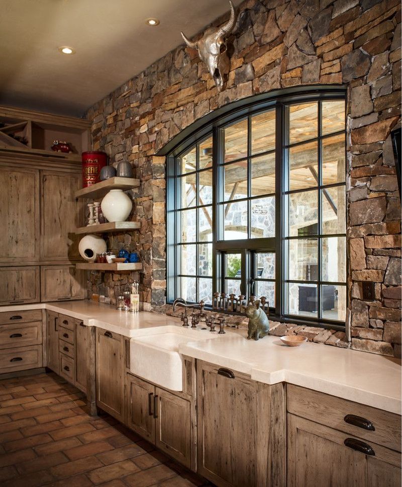 Virtuves dizains privātmājas zemniecisks akmens stilā