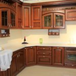 Thiết kế nhà bếp trong một ngôi nhà riêng theo phong cách cổ điển của tai nghe bằng gỗ