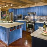 تصميم مطبخ في منزل خاص على طراز بروفنسال مع مجموعة ألوان لافندر