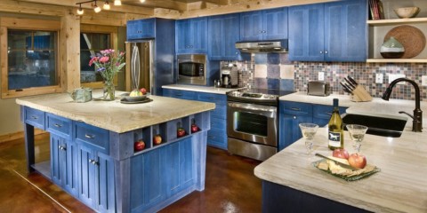 Reka bentuk dapur di rumah peribadi dalam gaya Provencal dengan set lavender