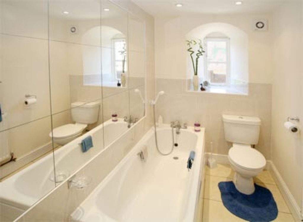Le design de la salle de bain à Khrouchtchev est des couleurs blanches et claires