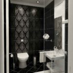 La conception de la salle de bain en couleur noir et blanc Khrouchtchev avec un ornement