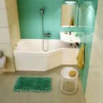 Le design de la salle de bain à Khrouchtchev minimaliste high-tech