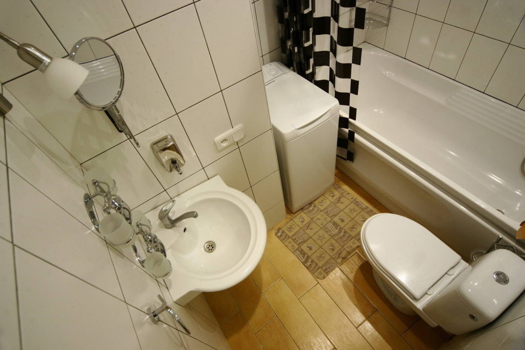 Conception d'une salle de bain à Khrouchtchev avec un petit lavabo