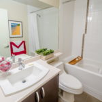 Thiết kế phòng tắm trong gương rộng Khrushchev và bàn đầu giường dưới bồn rửa