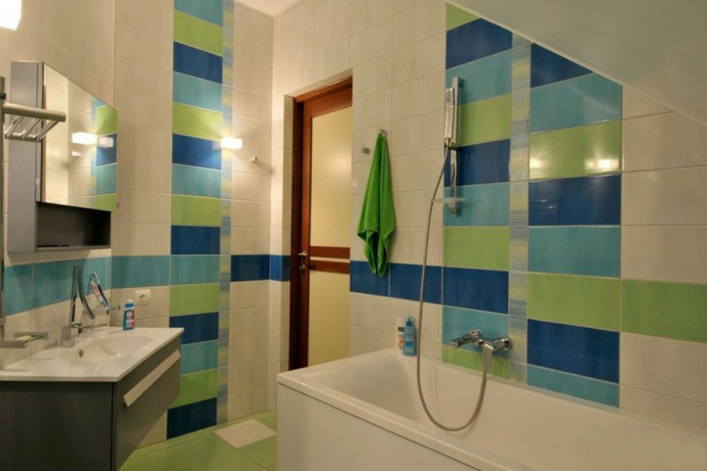 Conception de la salle de bain dans les couleurs bleues et vertes de Khrouchtchev
