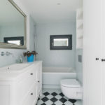 עיצוב חדר אמבטיה בחרושצ'וב עם ארונות