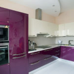 Violeta virtuve ar baltu