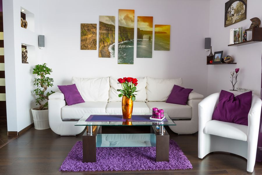 Oturma odası iç uyumlu renklerde resimler