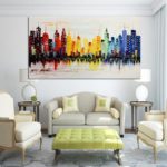 Les peintures à l'intérieur du salon contrastent avec des couleurs vives.
