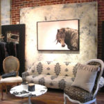Những bức tranh trong nội thất phòng khách một con ngựa phong thủy theo phong cách gác xép