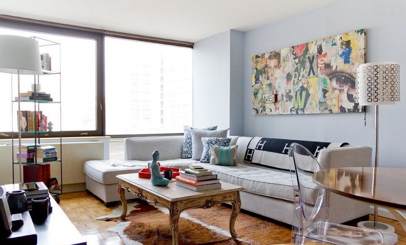 Dzīvojamās istabas dizains mazam dzīvoklim augsto tehnoloģiju stilā