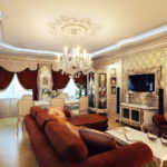 Klasiskā stila viesistabas rotājums ar televizoru bagetā