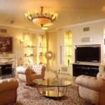 Living room with leather armchairs and a glass coffee table