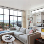 Dzīvojamās istabas dizains ar panorāmas logu