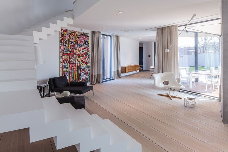 Minimalist bir tarza sahip özel bir evde oturma odası tasarımı