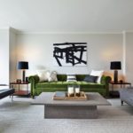 Açık gri tonlarda minimalist oturma odası dekorasyonu.