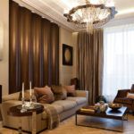 Décor de salon avec murs beiges et rideaux de soie.