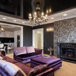 Art deco stila viesistabas dekors melnbaltā krāsā ar violetām mēbelēm.