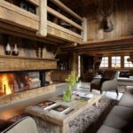 غرفة معيشة على طراز شاليه مع ألواح خشبية وأثاث من الخشب الصلب
