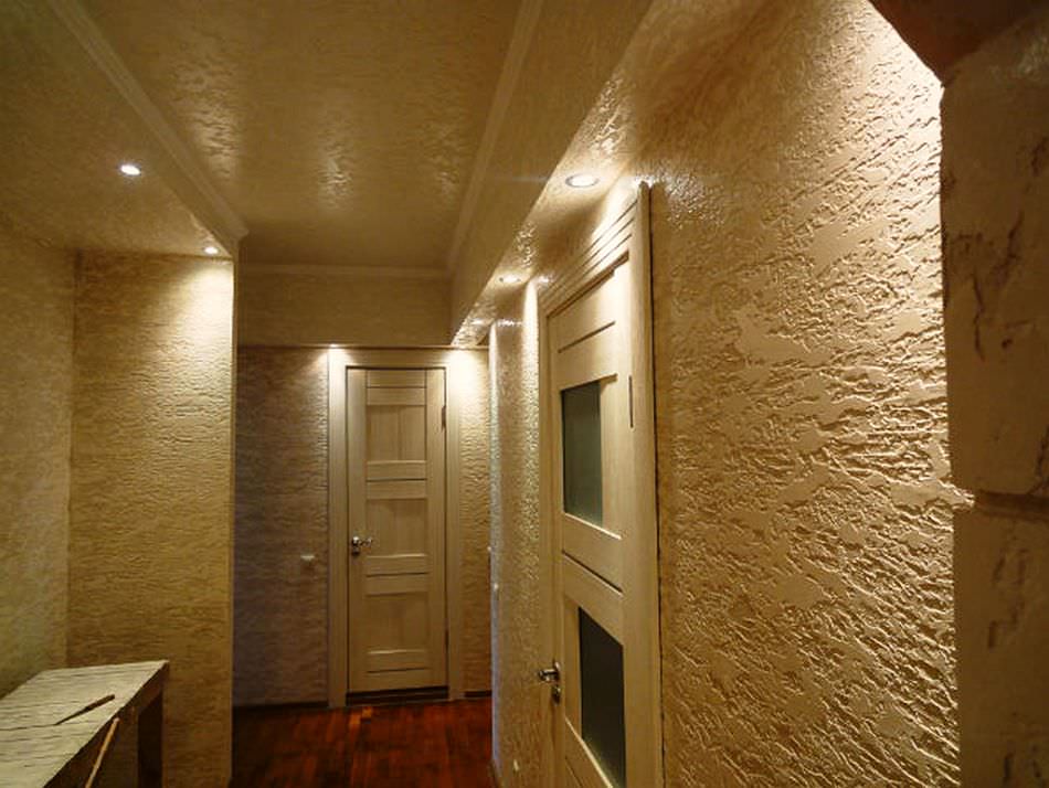 Décoration de couloir avec murs en stuc