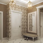 Décoration du couloir dans un style classique avec du papier peint textile