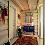 La conception du couloir dans le style d'une maison en bois rond