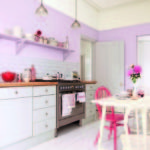Bāli violeta virtuve ar krēsliem