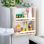 Artisanat de bricolage pour l'étagère à charnière de cuisine sur le réfrigérateur