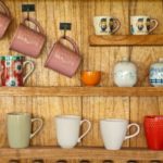 Meșteșuguri DIY pentru rafturile de bucătărie pentru căni de ceai
