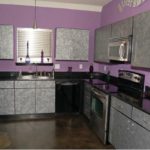 Nhà bếp màu tím với màu tối