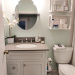 Design moderne d'une petite salle de bain dans un style classique
