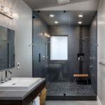 Design moderne d'une petite salle de bain dans un style minimaliste.