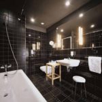 Carrelage noir de salle de bain design moderne et plomberie blanche