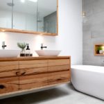 Yüksek teknoloji ürünü modern banyo tasarımı ve ham ahşap mobilyalar